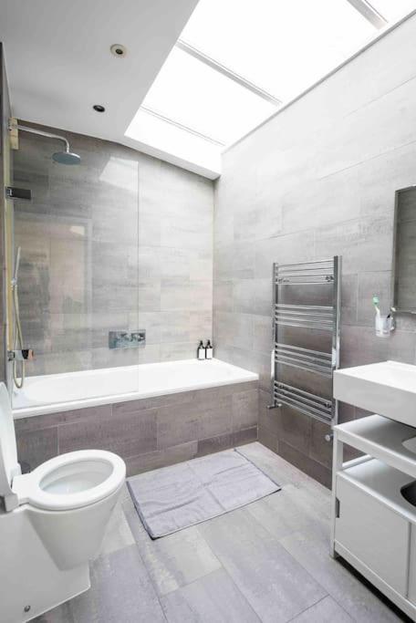 Sweet 3Brs House Close To Oxford & Soho ลอนดอน ภายนอก รูปภาพ