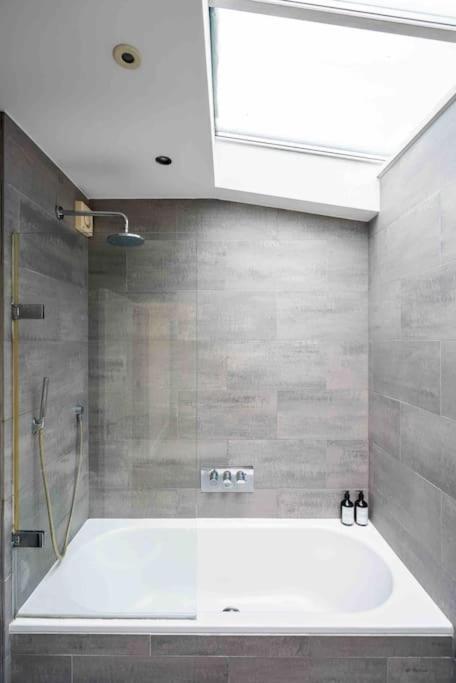 Sweet 3Brs House Close To Oxford & Soho ลอนดอน ภายนอก รูปภาพ